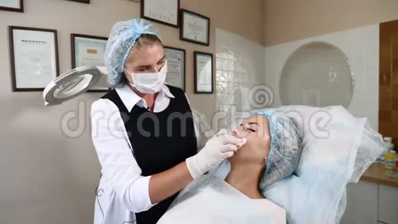 注射丰唇手术4k医疗中心妇女面部整容手术视频的预览图