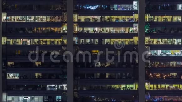 展示商业活动的现代摩天大楼正面的办公室窗户视频的预览图