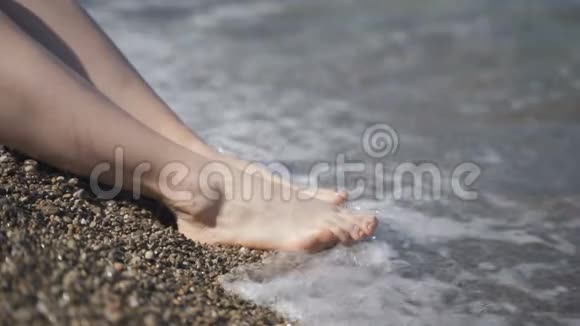 在海滩上靠近女人的脚视频的预览图