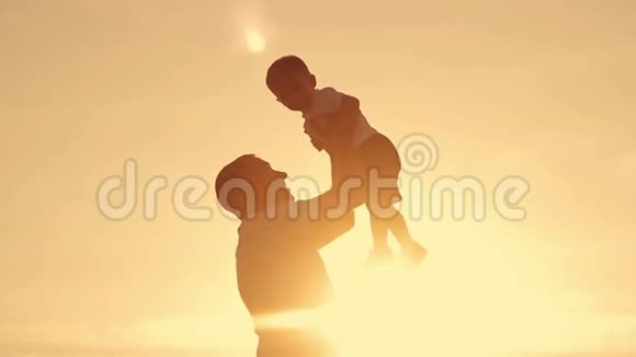 日落时分父亲和儿子的剪影视频的预览图