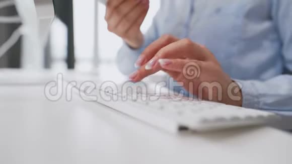 女性手在电脑键盘上输入信用卡号码女人在网上购买在线支付服务视频的预览图