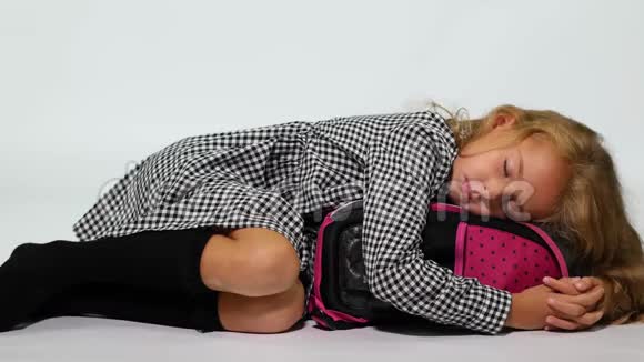 一个女生抱着书包睡觉摄影棚视频的预览图