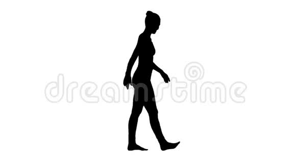 在散步时女性女运动员伸展手臂视频的预览图