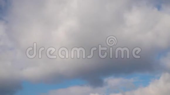 云彩划过蓝天积云在灿烂的蓝天上形成白云的时间推移视频的预览图