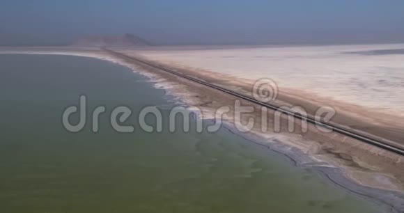 空中摄影从鸟眼看过伊朗咸水湖乌尔米亚的道路视频的预览图