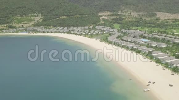 豪华别墅和度假酒店游泳池位于碧海之滨青山绿水住房视频的预览图