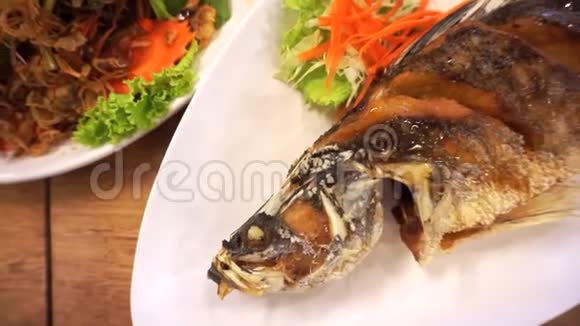 俯瞰泰国海鲜全炸鱼虾蒜视频的预览图