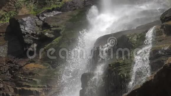 图片瀑布环绕着棕色的岩石悬崖视频的预览图