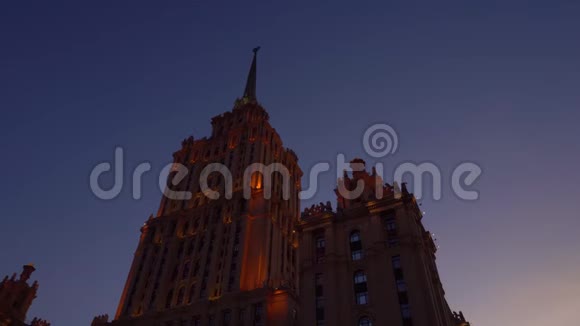 美丽的艺术装饰建筑获取黑暗橙色立面被高亮显示紫色天空视频的预览图