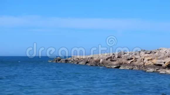 自然海景背景长石墩延伸到海洋晴天视频的预览图
