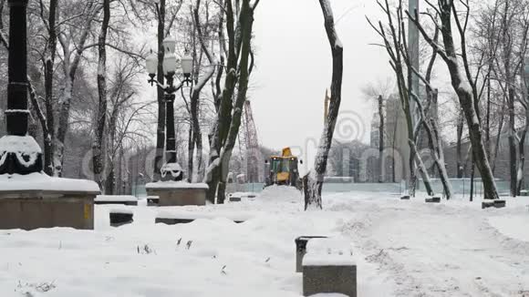 城市中的雪轻衣清洁雪视频的预览图