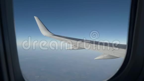 从舷窗看天空中飞行的飞机视频的预览图
