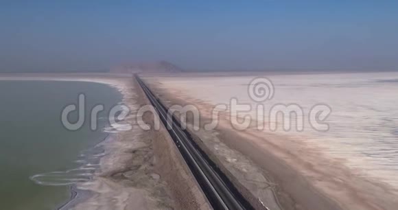 空中摄影从鸟眼看过伊朗咸水湖乌尔米亚的道路视频的预览图