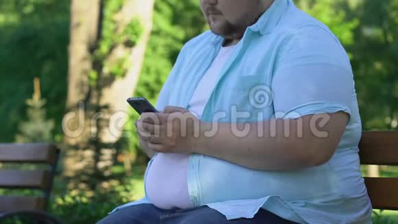 年轻肥胖男子在网络上寻找朋友对体重缺乏安全感视频的预览图