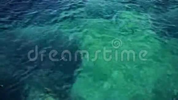 水面洁净纹理背景蓝色海水质地平静背景平静视频的预览图