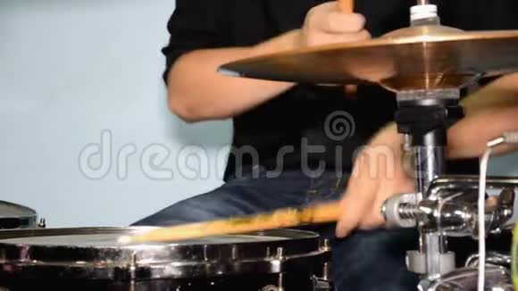 鼓手用鼓和在架子鼓上演奏视频的预览图
