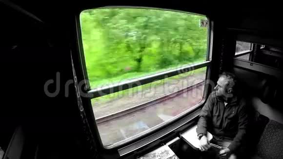 商务旅行者在火车旅行时透过窗户看视频的预览图