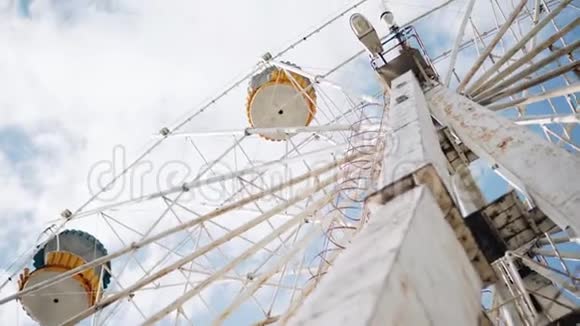 旧生锈的摩天轮自下而上的观点游乐园视频的预览图