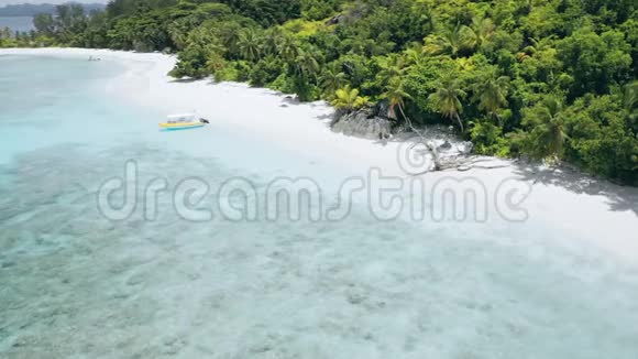 空中无人机4k镜头热带天堂偏远海滩与完美的白沙和晶莹剔透的纯净绿松石海洋视频的预览图
