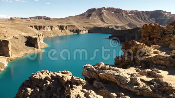 倾听蓝色矿物湖和沙漠山视频的预览图