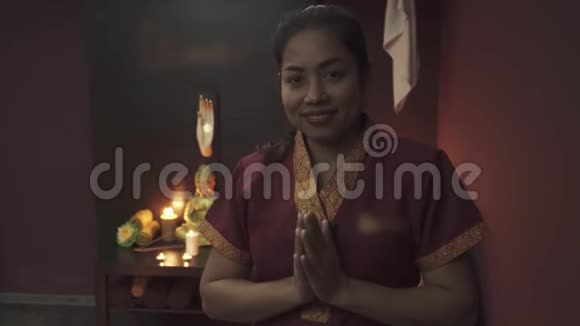 穿红色长袍的泰国按摩师微笑视频的预览图