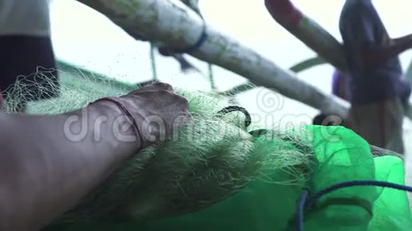 渔民准备鱼网在海水中捕鱼渔网关闭捕鱼设备视频的预览图