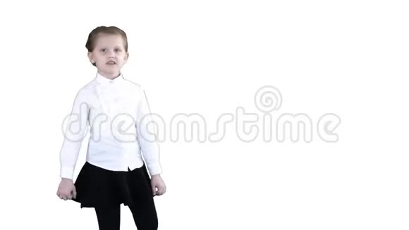 可爱的快乐女孩唱成想象的麦克风在白色背景视频的预览图