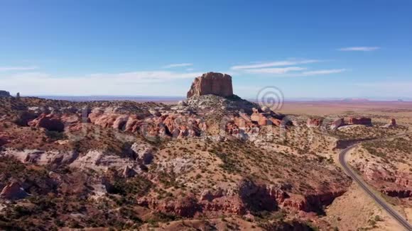 美国西部沙漠中的大片红橙色悬崖纪念碑视频的预览图