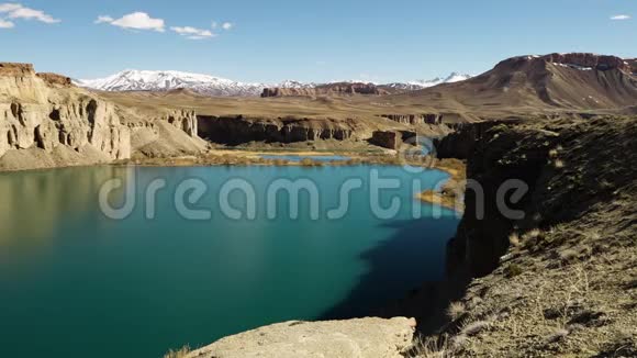 酥蓝的湖盆里有白雪覆盖的群山视频的预览图