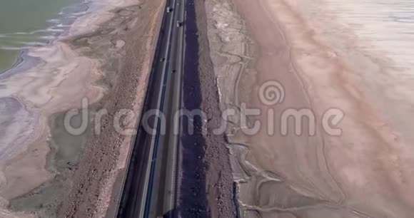 空中摄影从鸟眼看过伊朗咸水湖乌尔米亚的道路视频的预览图