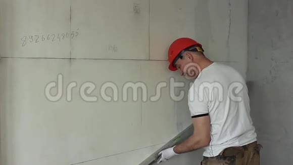 工人控制隔墙的施工质量视频的预览图