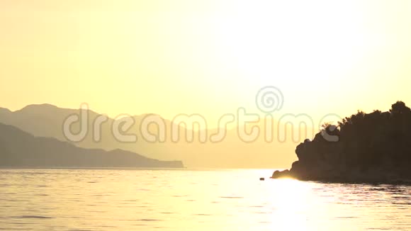 在日出时缓慢运动的惊人海景视频的预览图