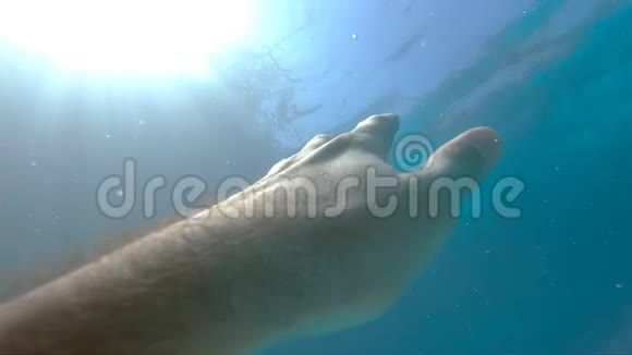 手臂请求帮助并试图接近太阳人在海里或海洋中淹死并漂浮的观点视频的预览图