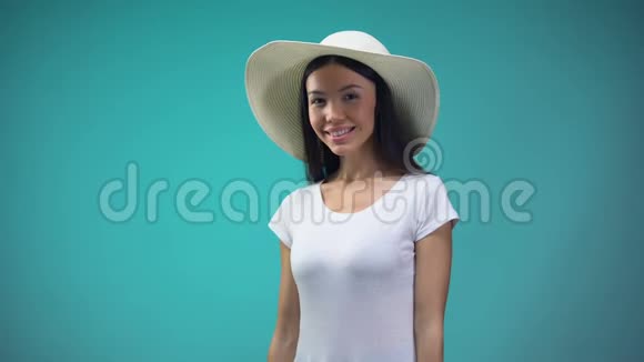戴着太阳帽的亚洲女人拿着一大笔钱和许多购物袋贷款视频的预览图