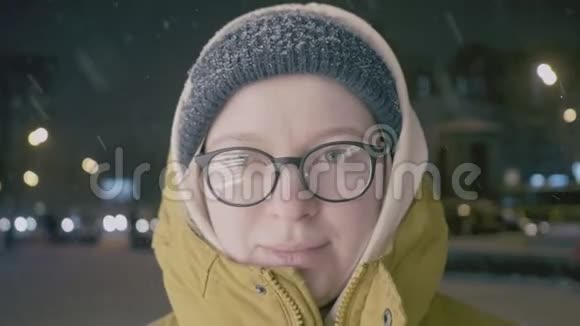 城市年轻美女看镜头的街头情感画像穿冬天衣服的女士大雪视频的预览图