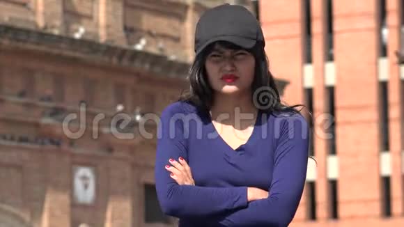 愤怒的女人戴着帽子和假发视频的预览图