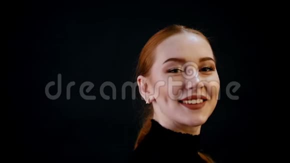摄影年轻漂亮女人模特的肖像红色头发青铜化妆深色口红微笑和欢笑视频的预览图
