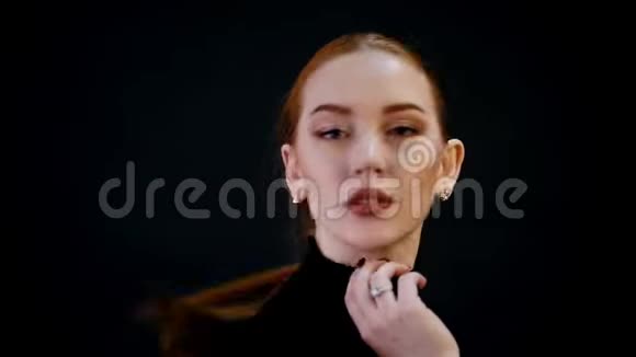 摄影年轻漂亮女人模特的肖像红发铜妆转身看着镜头视频的预览图