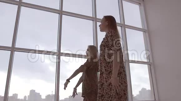 两位女性朋友在windows背景下一起做瑜伽视频的预览图