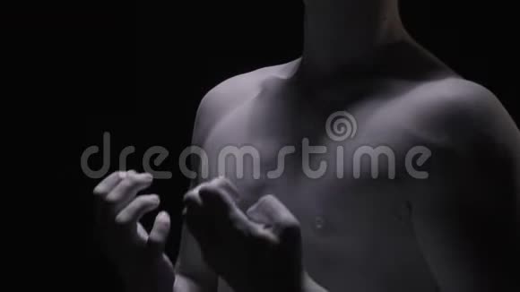 用白色油漆把男人的胸部贴紧张开双臂视频的预览图