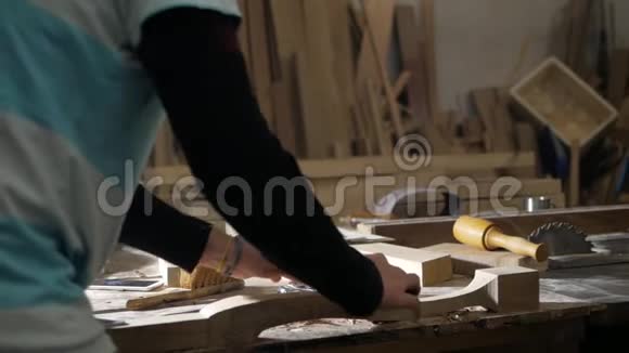 木匠用飞机工作手提桌腿视频的预览图