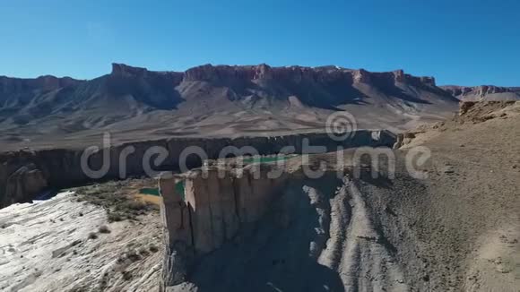 干旱石灰华悬崖的高空景观视频的预览图