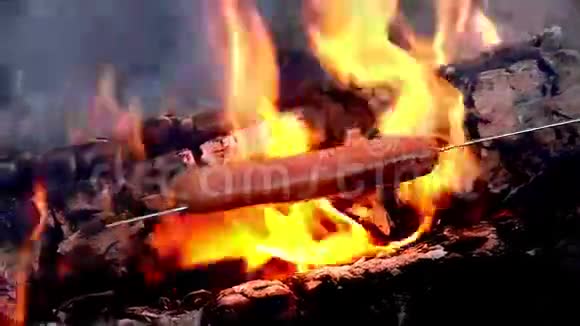 在木桩上炸香肠夏天视频的预览图