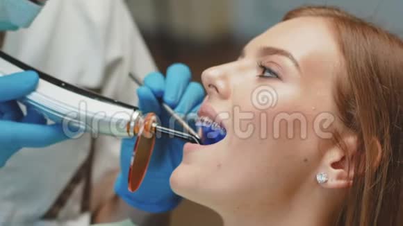 可爱的女孩在牙科检查室接受体检视频的预览图
