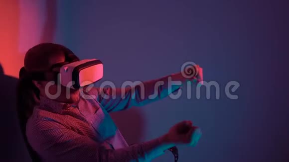 精力充沛的人戴着虚拟现实眼镜玩电子游戏视频的预览图