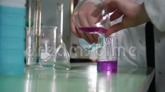 化学实验室年轻女子做实验液体变色视频的预览图