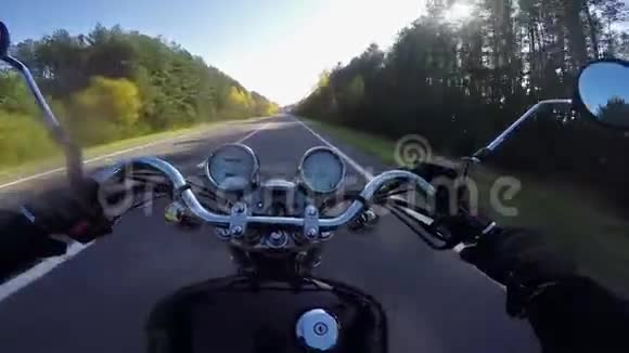 在美丽的空旷道路上骑着极快的摩托车朝着晨曦飞驰经典巡洋舰直升机永远视频的预览图