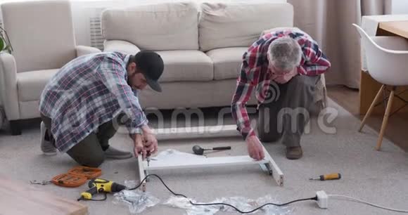 两个木匠在家里组装家具视频的预览图