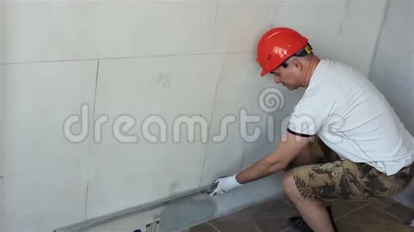 工头控制隔墙施工质量视频的预览图