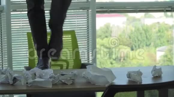 男人在办公室的桌子上跳舞视频的预览图
